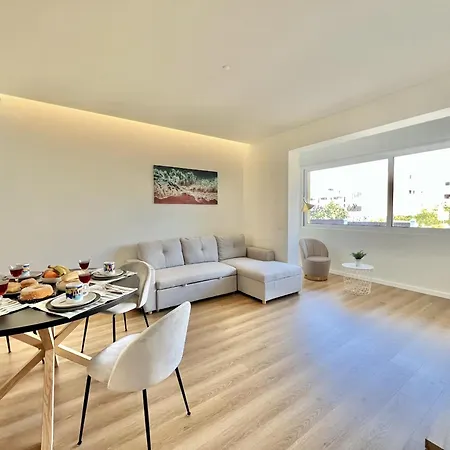 Modern With Pool By Homing *