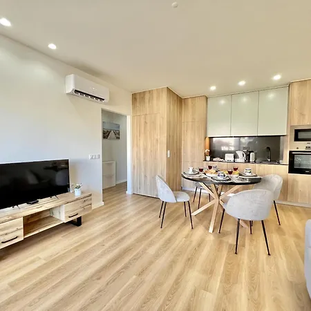 Modern With Pool By Homing Apartman